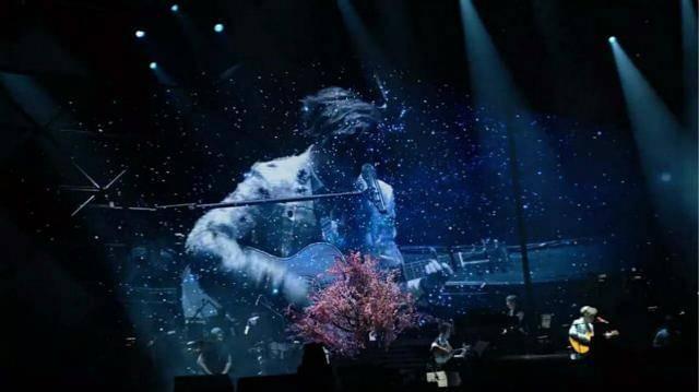 薛之谦舞台洗澡？一场被误读的沉浸式表演与观众狂欢